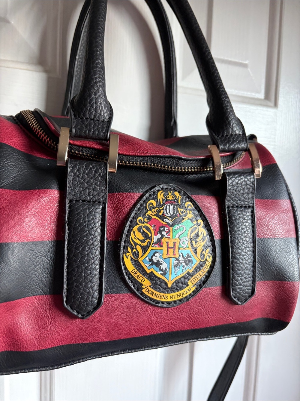 Hogwarts Crest Gryffindor Red Black Stripe Satchel Barrel Bag Hot Topic Bioworld - Picture 2 of 10